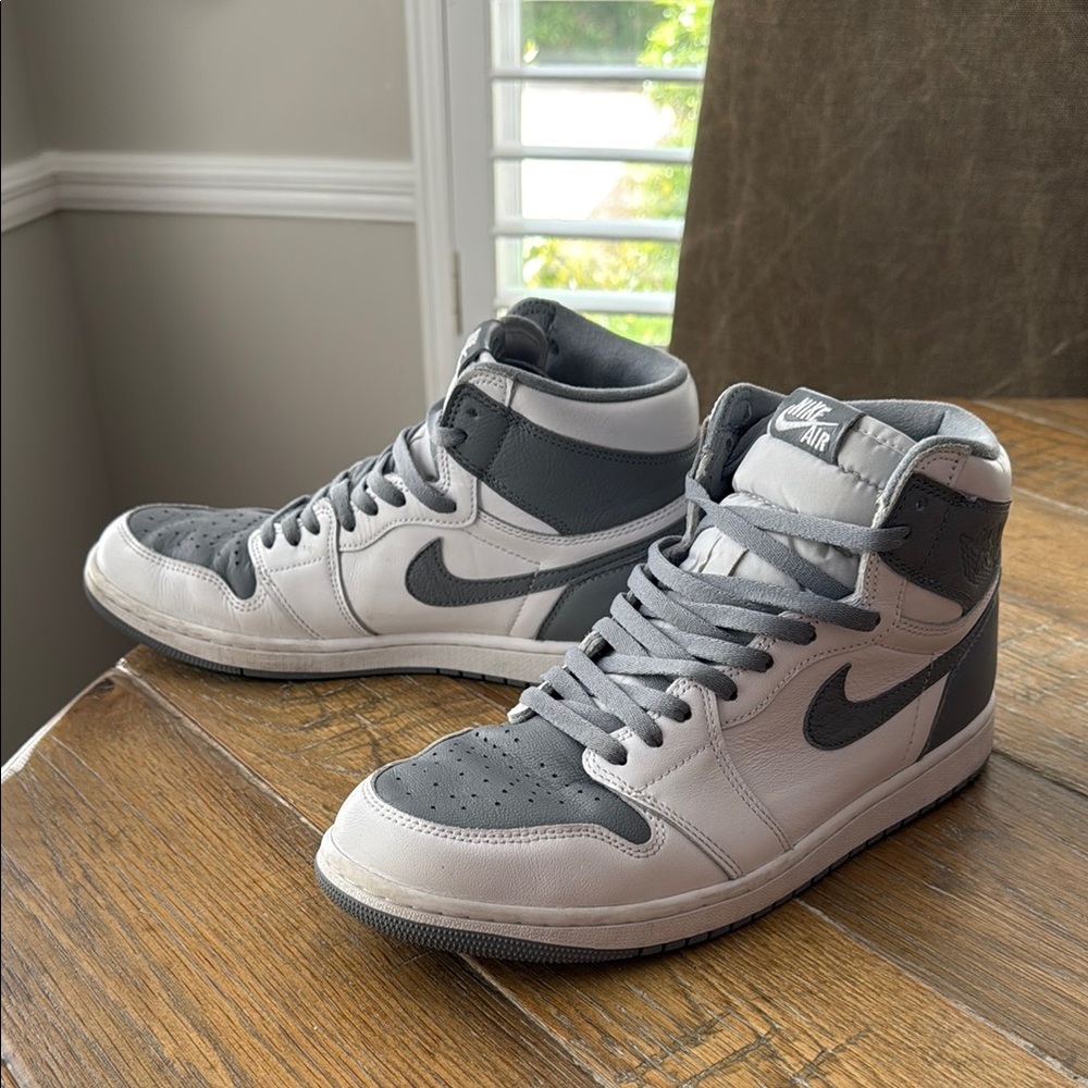 Nike air Jordan 1 Gray and White High-Top Sneakers